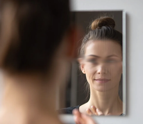 Женщина видит размытое отражение себя